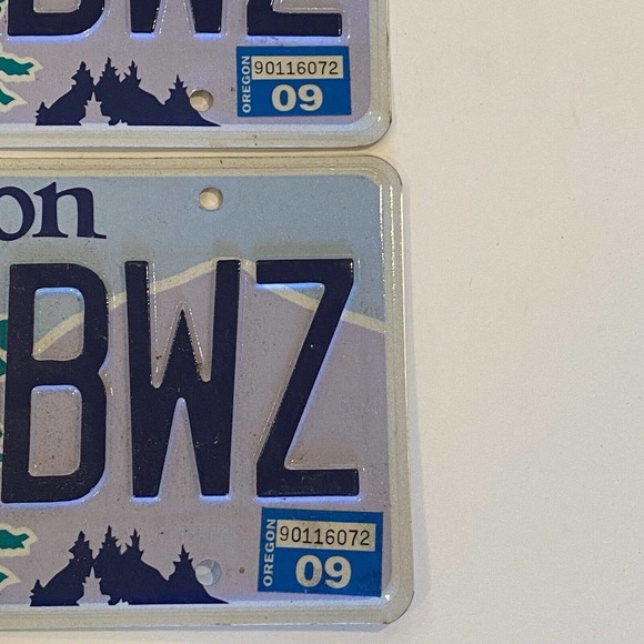 Oregon License Plate Matched Pair Tree Mountains 727 BWZ 2009 Tag Man Cave Decor - Picture 2 of 3